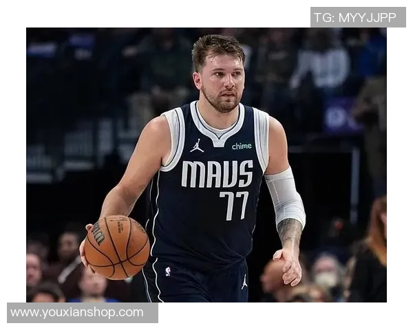 东契奇在防守压力下展现超强实力精准投中高难度三分球 东契奇在防守压力下展现超强实力精准投中高难度三分球