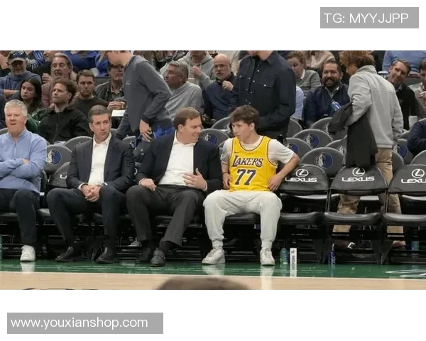 看着不心痛吗!独行侠老板与身穿东契奇湖人球衣的球迷交谈 看着不心痛吗!独行侠老板与身穿东契奇湖人球衣的球迷交谈