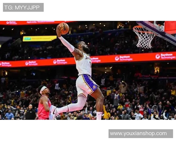 里夫斯高抛妙传 詹姆斯起飞空接暴扣 里夫斯高抛妙传 詹姆斯起飞空接暴扣